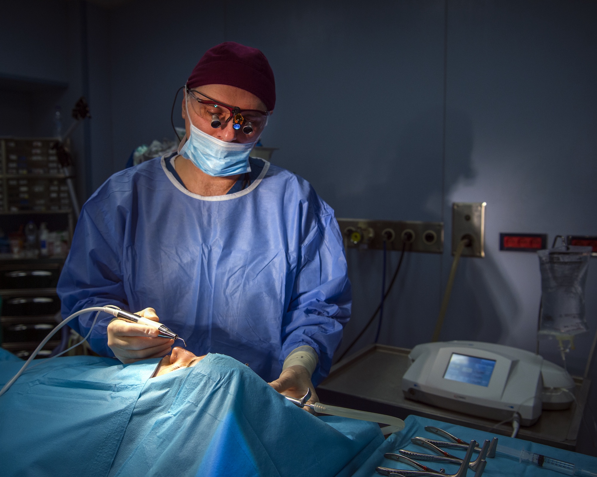 Dr George Mireas performing ultrasonic rhinoplasty with piezo-assisted instrumentation.