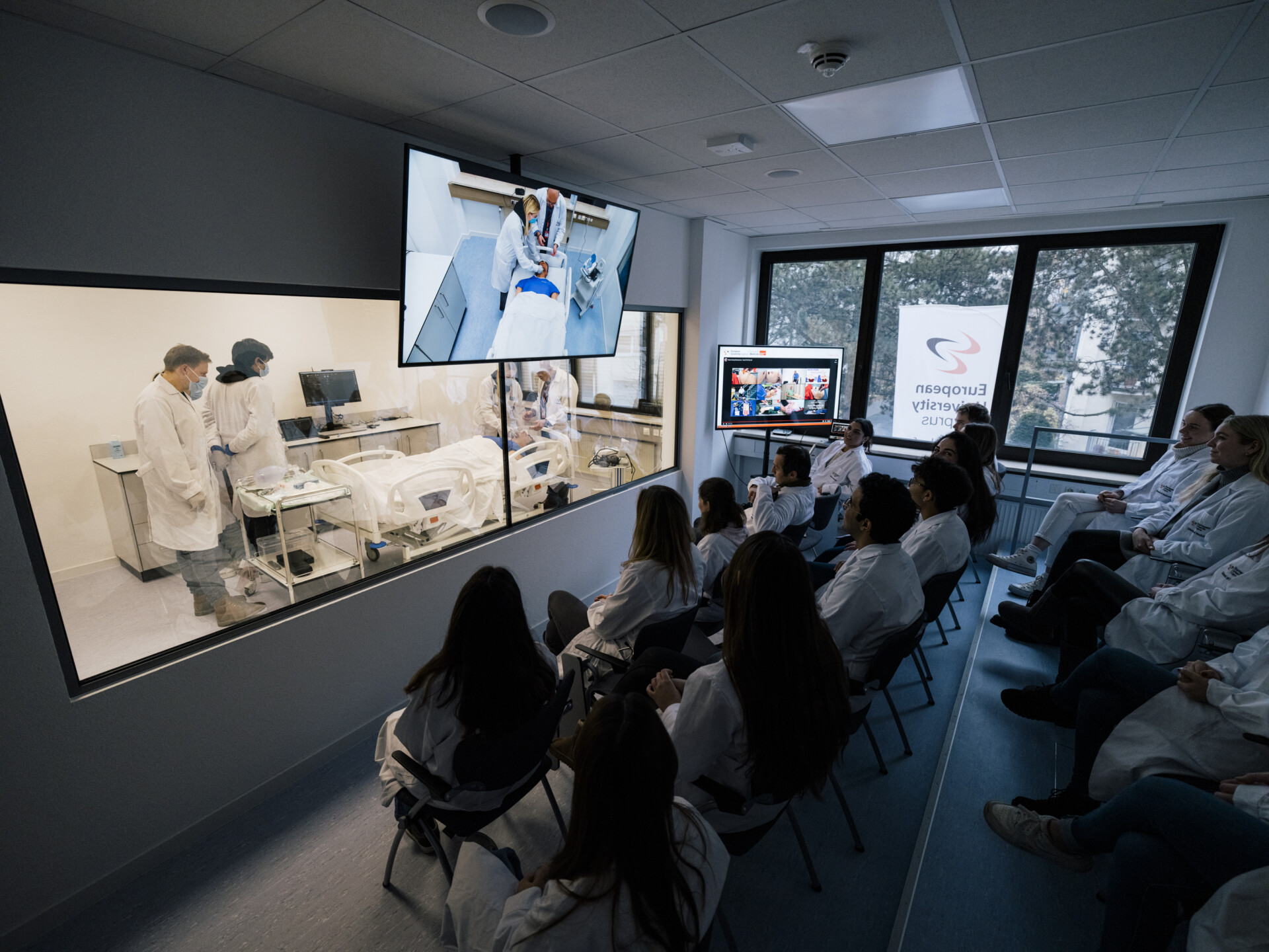 medical lecture hall live surgical teaching students